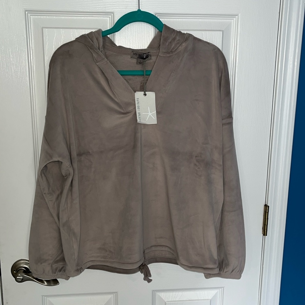 Barefoot dreams women’s lyses  hoodie, beach rock large New